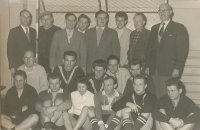 Aktive 1959: Reihe oben: Ewald Saamen, Josef Birwe, Heinz Schürmann, Reinhold Becker, Franz-Josef Brentrup, Heinz Westhoff, Gustav Warnecke, Anton Eversloh. Reihe Mitte: Hubert Hackelbörger, Heini Lange, Dieter Westphal, Eberhard Berger, Siegfried Westphal Reihe unten: Franz-Josef Westarp, Karlheinz Dörner, Renate Westhoff (Gottwald), Helmut Saamen, Helmut Wiemann, Willi Köchling.